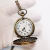 vgggrd Vintage Taschenuhr mit Kette, Römische Ziffern Silber Quarz Taschenuhr für Männer Frauen Vater Opa Geburtstag Jahrestag Weihnachten Vatertag - 4